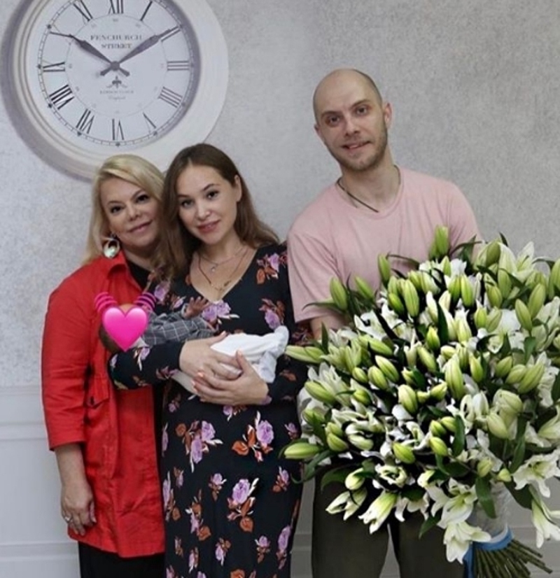 Поплавская забрала новорожденного внука из роддома