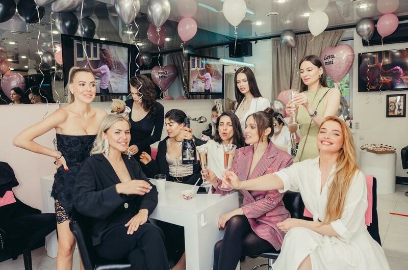 В честь своего 38-летия Водонаева устроила настоящий девичник