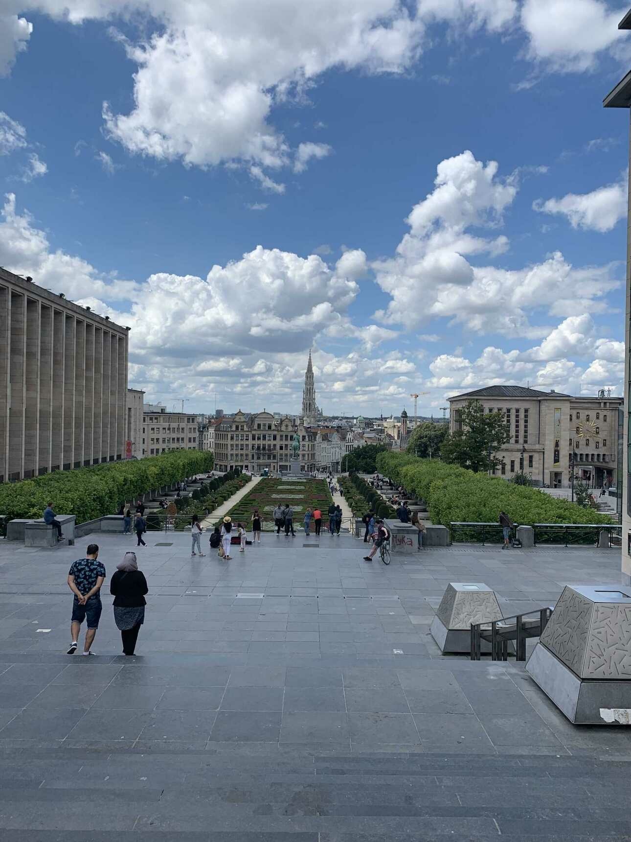 Если спуститься вниз, в парке на скамейках отдыхают многие местные