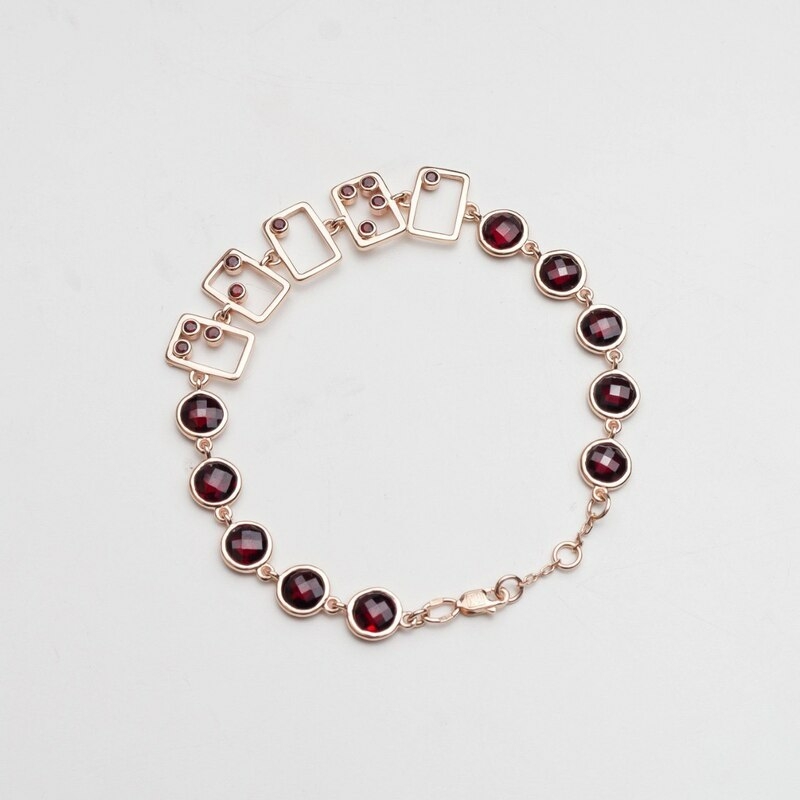 13-летний сын артистки Константин сделал ей царский подарок — он вручил любимой маме потрясающей красоты сет. На браслете шрифтом Брайля сделана надпись «Диана»