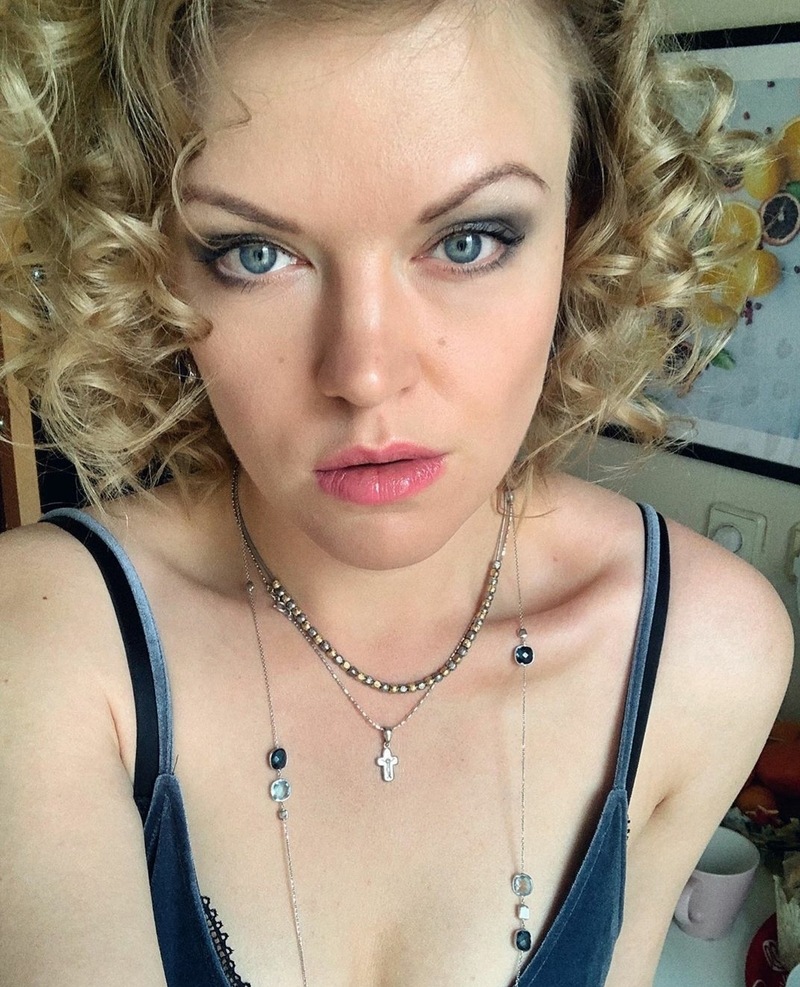 Во время самоизоляции актриса освоила навыки гримера и научилась самостоятельно накручивать кудри