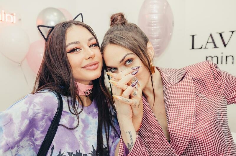 Диана Мелисон подарила Алене Водонаевой плетку для романтических игр стоимостью около 100 тысяч рублей