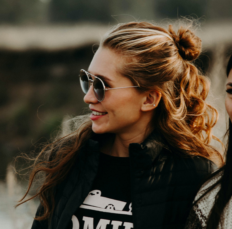 Соберите волосы на макушке в пучок - это актуально