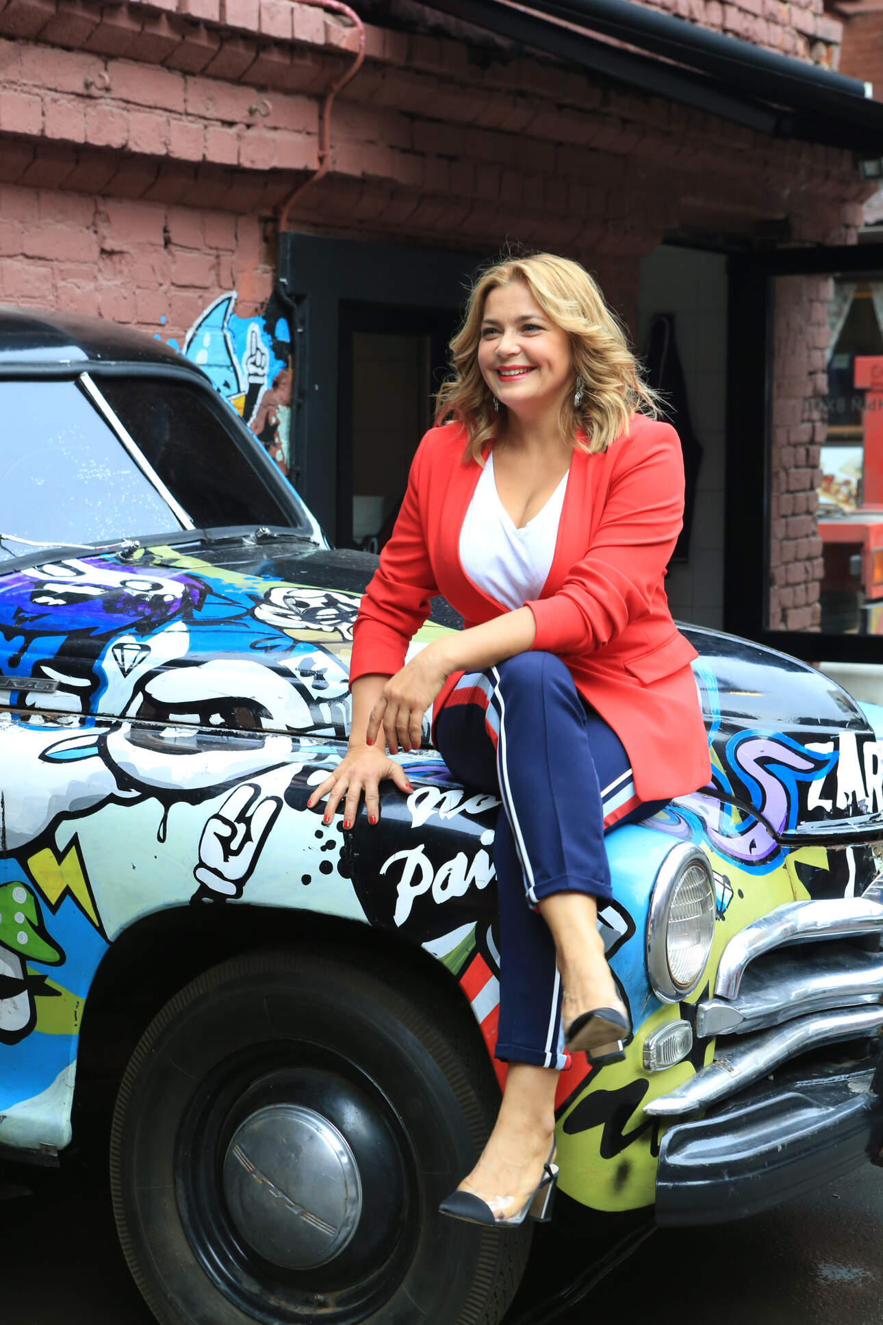 Для роли в сериале Ирине Пеговой пришлось сменить стиль в одежде и даже надеть штаны с лампасами!