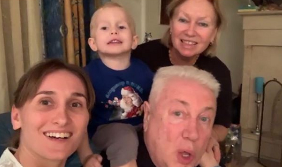 Владимир Винокур с женой, дочерью и внуком