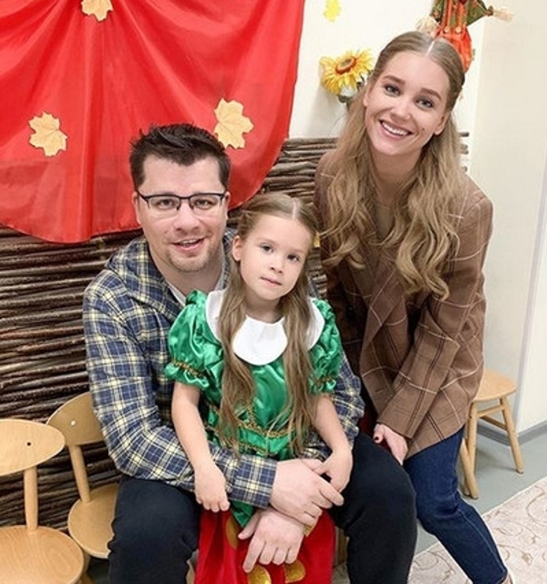 Гарик Харламов и Кристина Асмус с дочкой