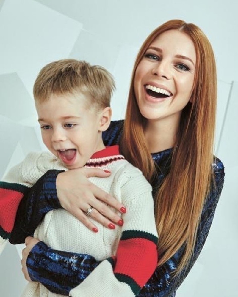 Наталья уделяет много времени образованию ребенка. В свои пять лет он уже умеет читать