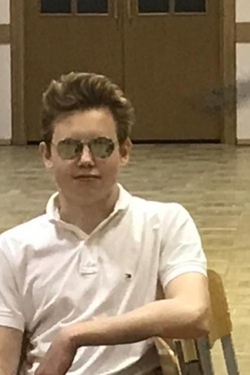 Внук Николая Караченцова Петр, подобно тысячам выпускников, лишен традиционного выпускного бала