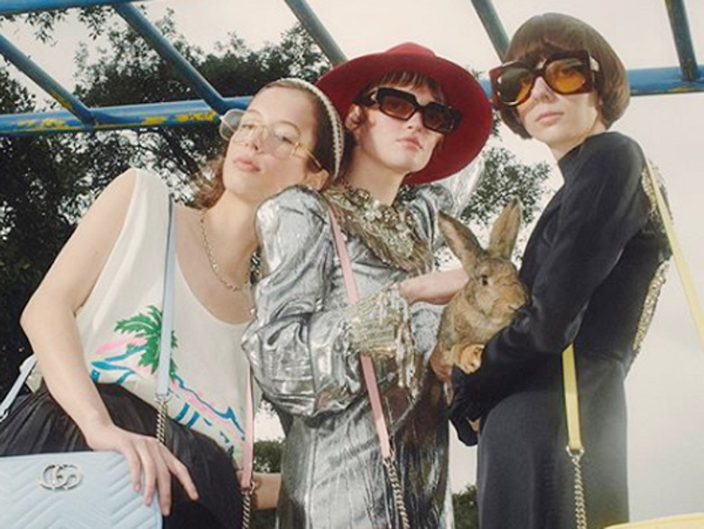 В этом сезоне в тренде огромные солнцезащитные очки необычных форм