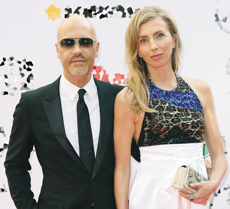 после развода пара все еще общается