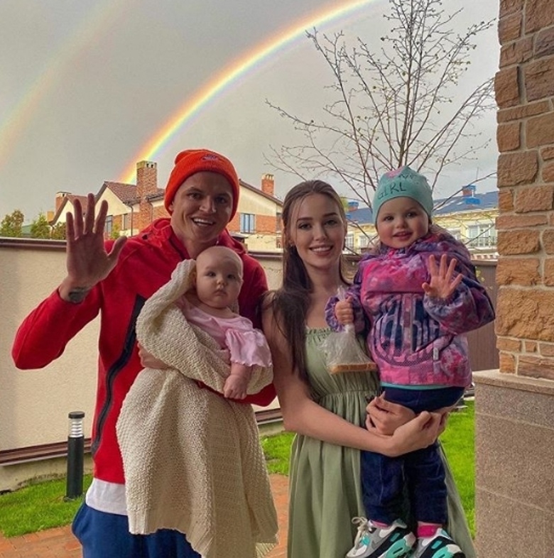 Дмитрий Тарасов с женой Анастасией и дочерьми