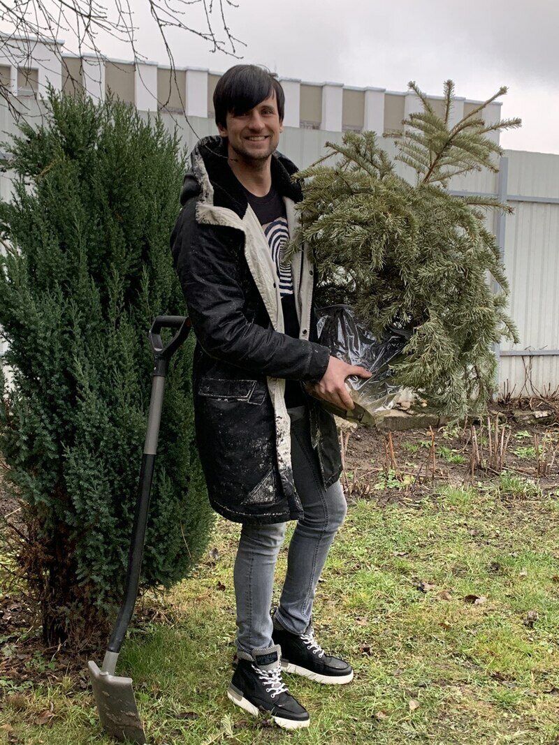 У артиста на даче много деревьев