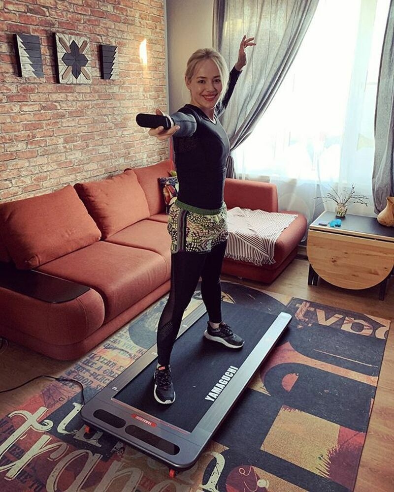 В период самоизоляции артистка продолжила активно заниматься спортом дома