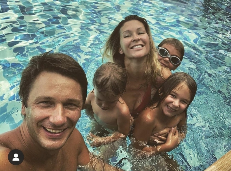 У Константинова большая дружная семья. Вместе с женой они воспитывают двоих сыновей и дочку