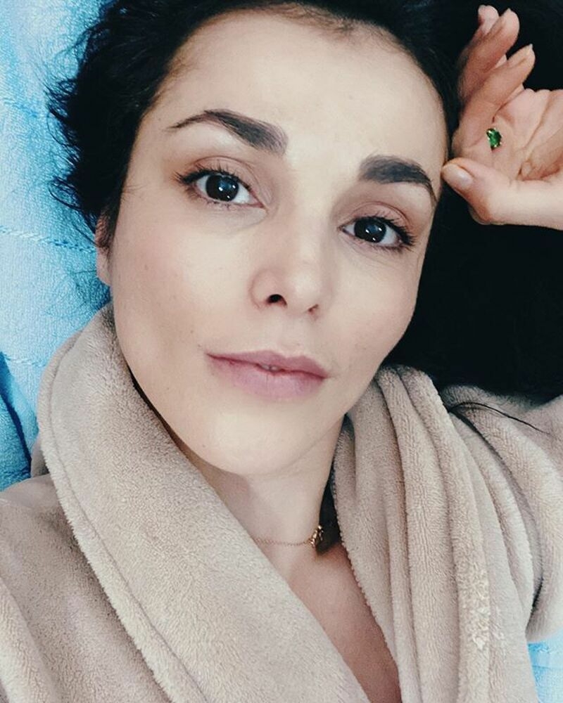 Певица сейчас лечится в домашних условиях