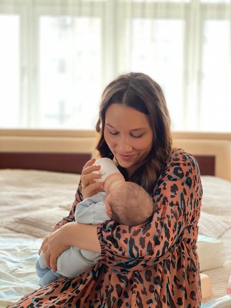 Супруга режиссера Екатерина Белоцерковская старается справляться с малышом с помощью няни. Супруг признается, что побаивается младенцев