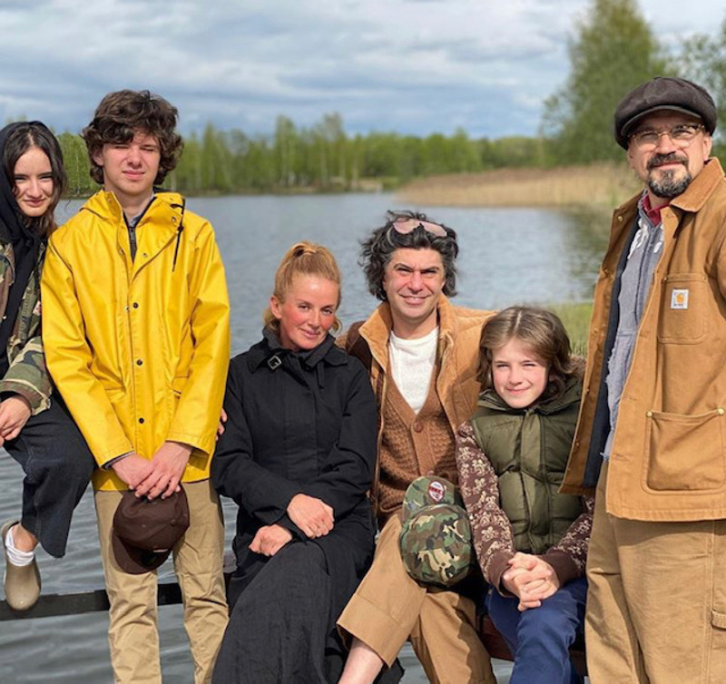 «Мы привыкли, что наша семья – это мы пятеро, и мы все время вместе. Несколько дней назад, к примеру, мы праздновали день рождение Ники. К нам присоединился Ника Цискаридзе. Вот вам и «ближний круг»»