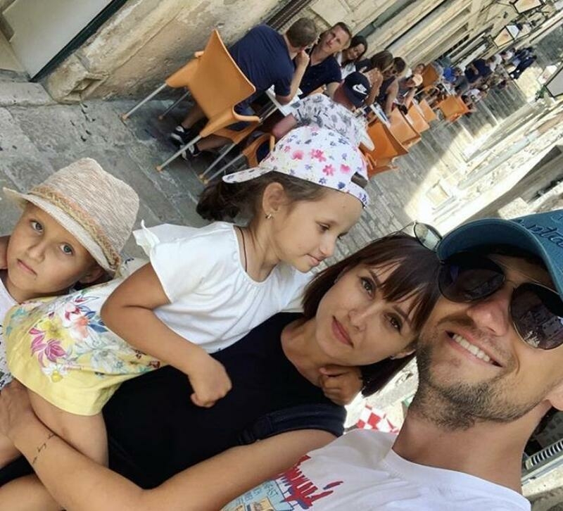 Супруга исполнителя активно помогает мужу на даче