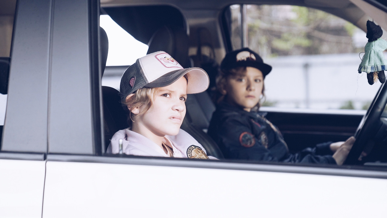 Во время самоизоляции дети Дианы Арбениной сыграли в клипе мамы главную роль