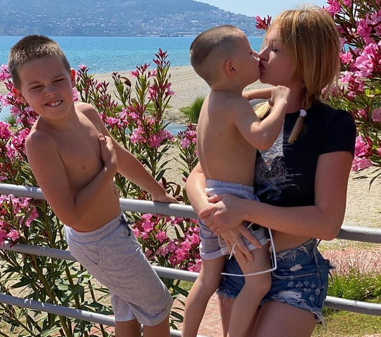 Дарья Пынзарь с детьми