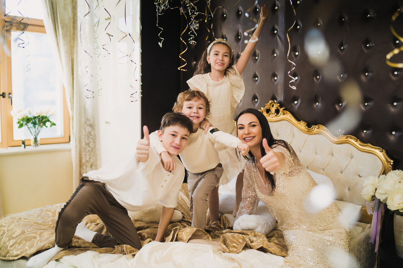 "Весь день мы с детьми дурачились, прыгали на кровати. К счастью, ничего не сломали"