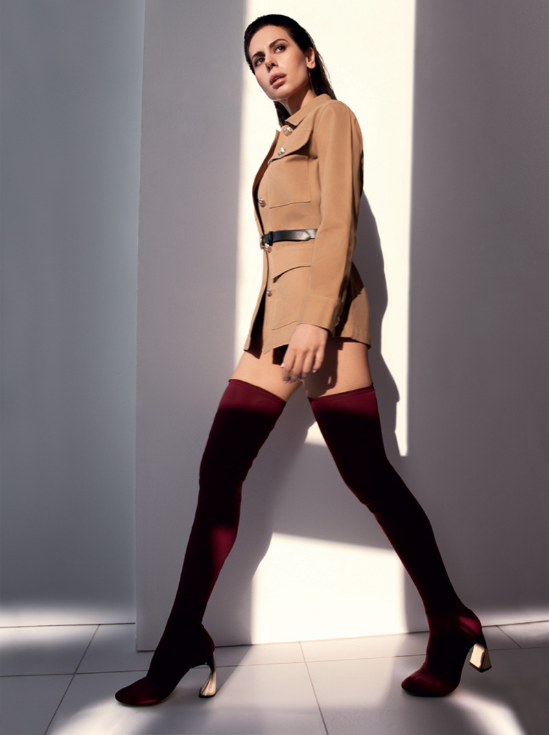 Жакет, Maje; купальник, Shan (сеть «Эстель Адони»); ремень, Gucci; ботфорты, Rosbalet