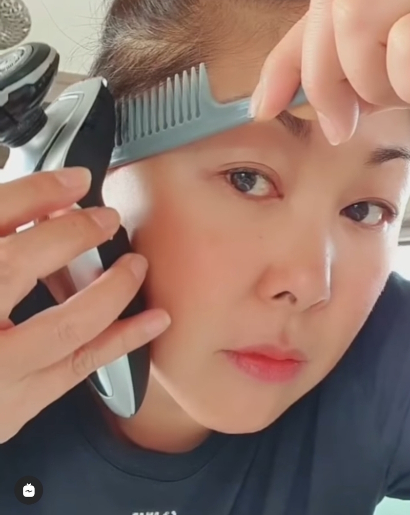 В непростых условиях самоизоляции артистке приходится делать стрижку самостоятельно