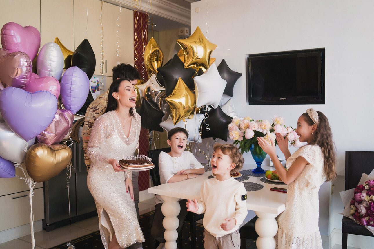 День рождения, конечно, не обошелся без праздничного торта