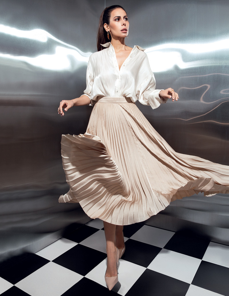 Блузка, Celine; юбка, Massimo Dutti; туфли, Philipp Plein (VIPAVENUE); серьги, Marisofi; кольцо, Mercury