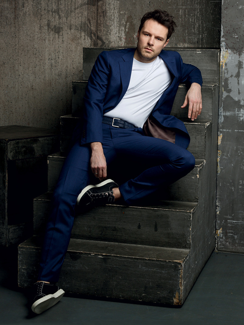 Костюм, Suitsupply; футболка и кожаный ремень, все –BIKKEMBERGS; кеды, Jimmy Choo