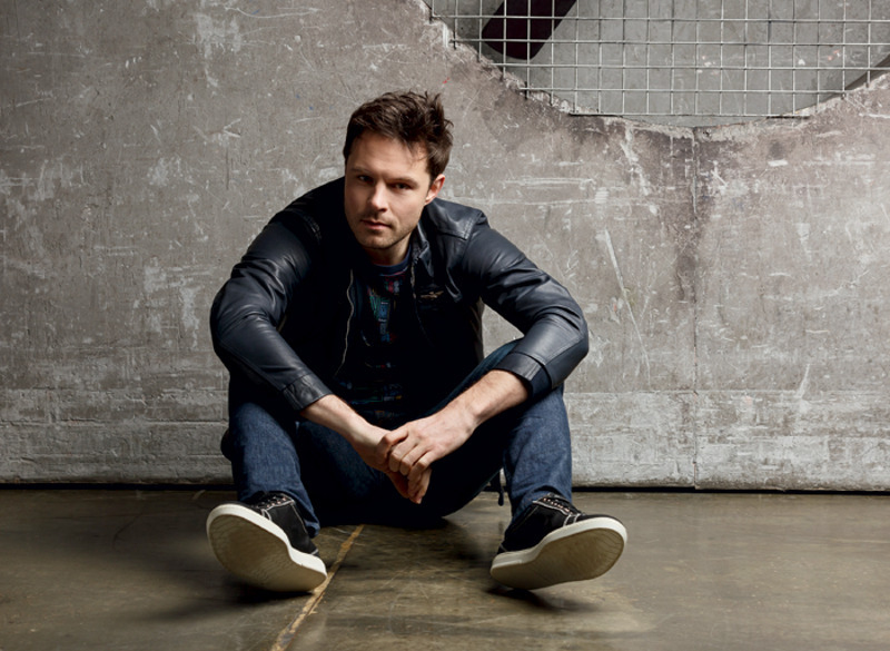 Кожаная куртка и джинсы, все –AERONAUTICA MILITARE; футболка, BIKKEMBERGS; кеды, Jimmy Choo