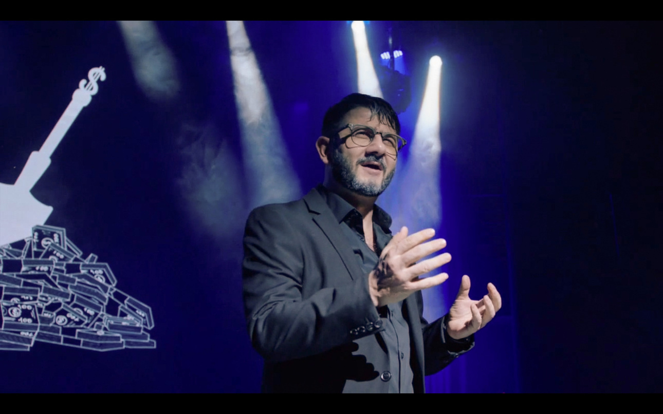 Актеру пришлось даже перевоплотиться в Кашпировского