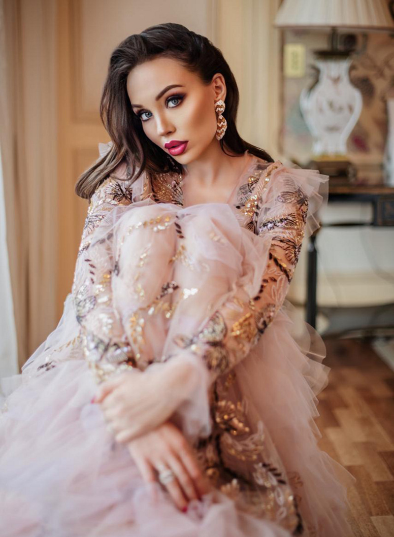 На время откажитесь от макияжа и укладки