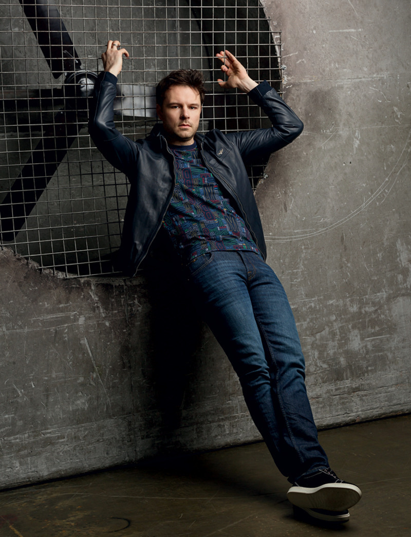 Кожаная куртка и джинсы, все –AERONAUTICA MILITARE; футболка, BIKKEMBERGS; кеды, Jimmy Choo