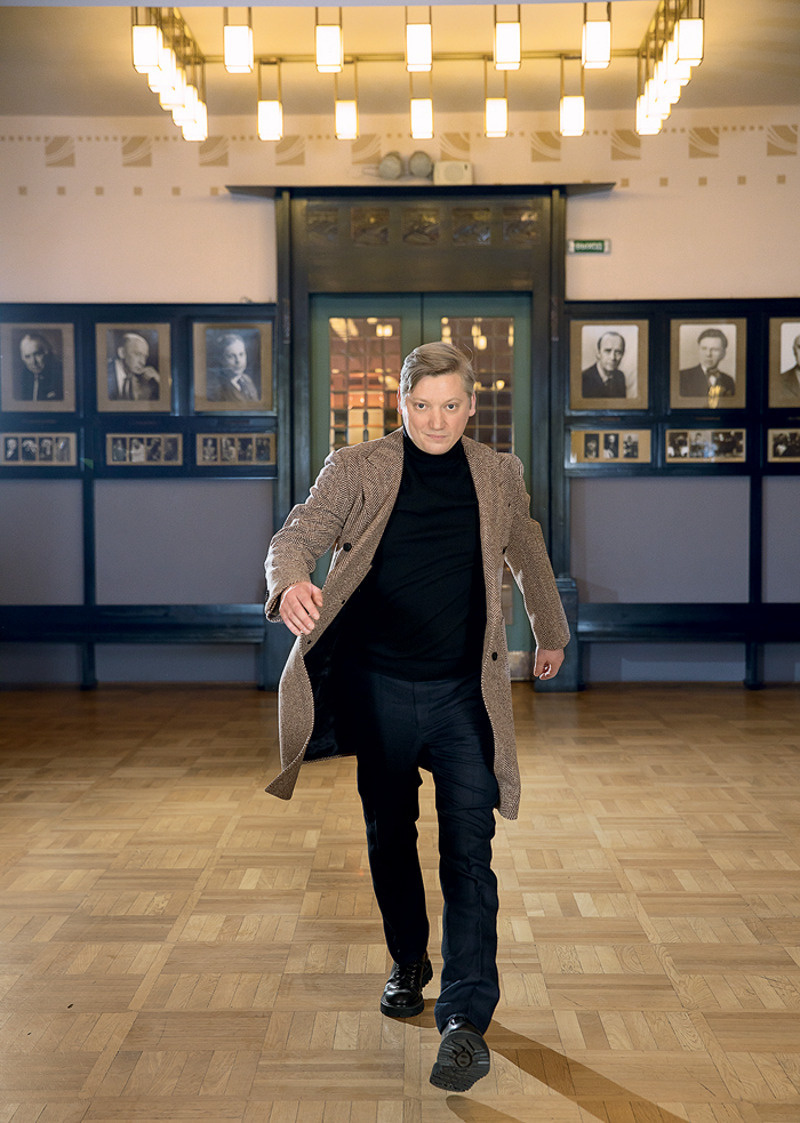 Пальто и брюки, все – Suitsupply; водолазка, GIORGIO ARMANI; ботинки, Premiata