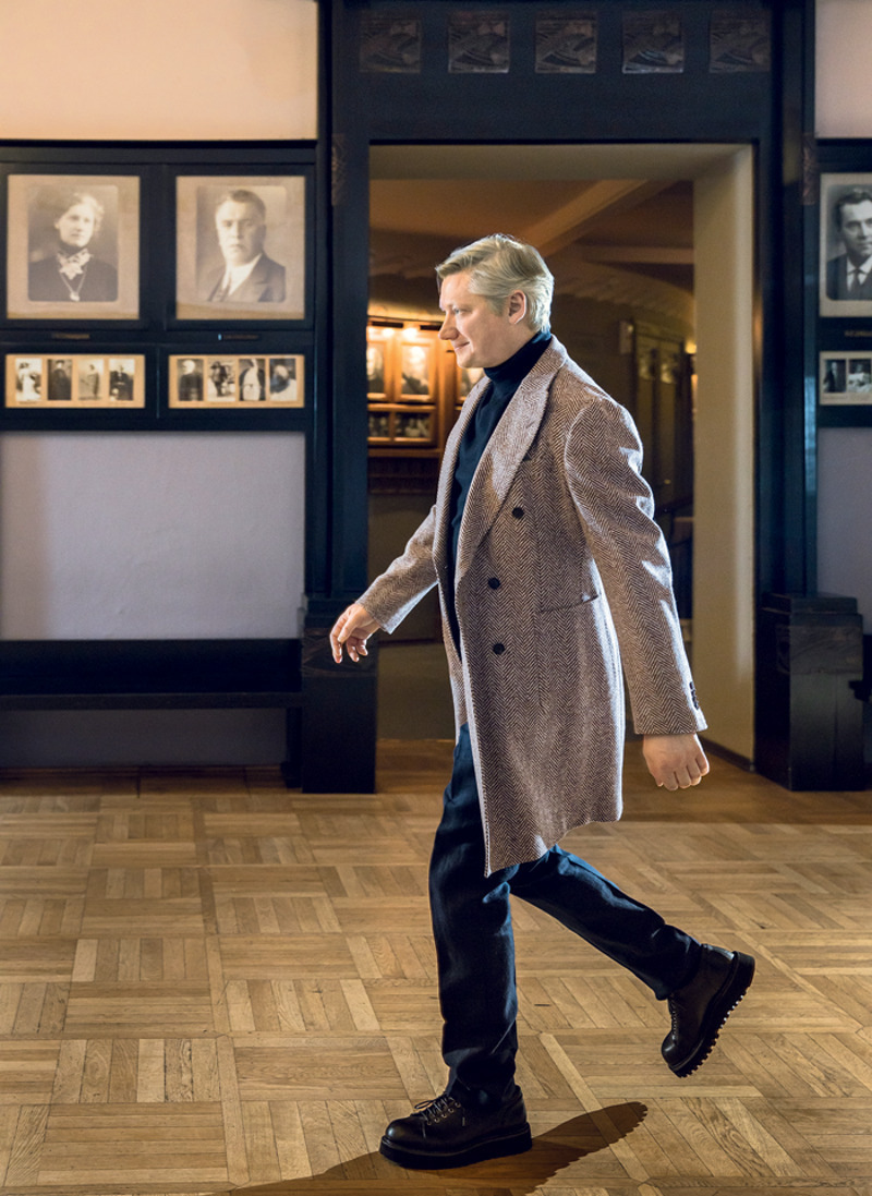 Пальто и брюки, все – Suitsupply; водолазка, GIORGIO ARMANI; ботинки, Premiata