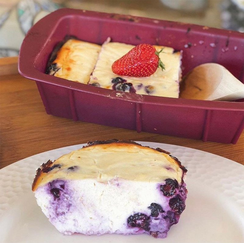 Воздушная творожная запеканка с голубикой