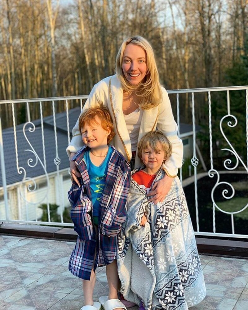 Сейчас актриса ждет результатов анализов остальных членов семьи и старается как можно меньше контактировать с детьми