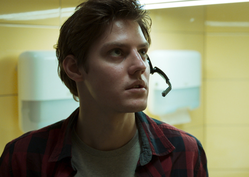 Павел Табаков в роли скромного сотрудника Кирилла