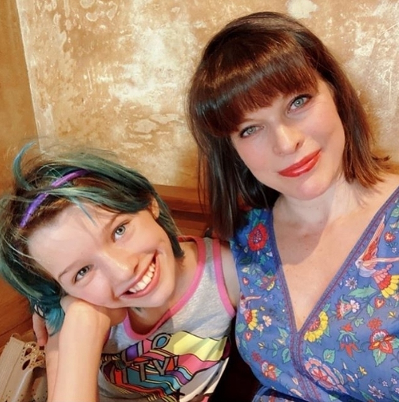 Милла Йовович с дочкой