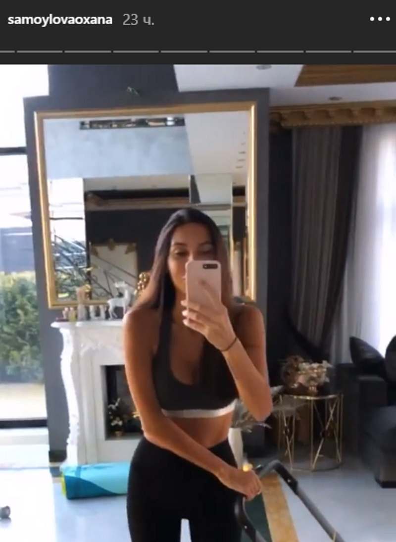 В сегодняшней стори Оксана позирует уже без обручального кольца