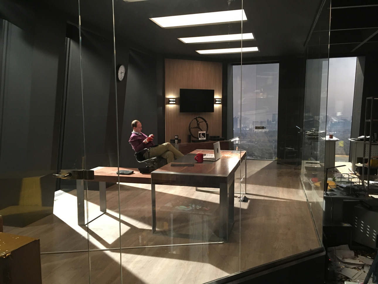 Офис, который построили специально для съемок, практически ничем не отличался от настоящего