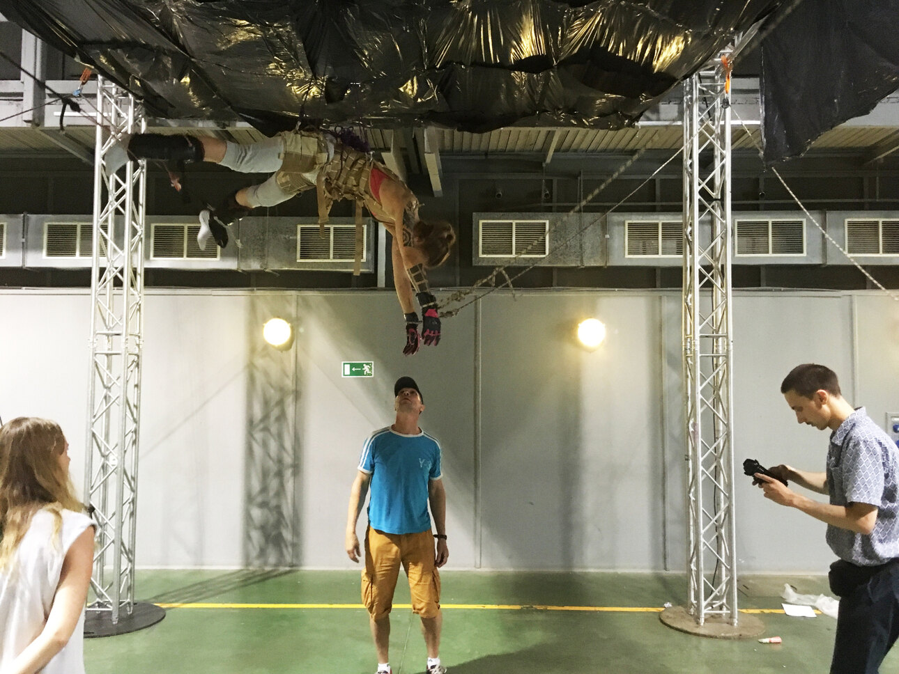 На площадке не обошлось без каскадерских трюков