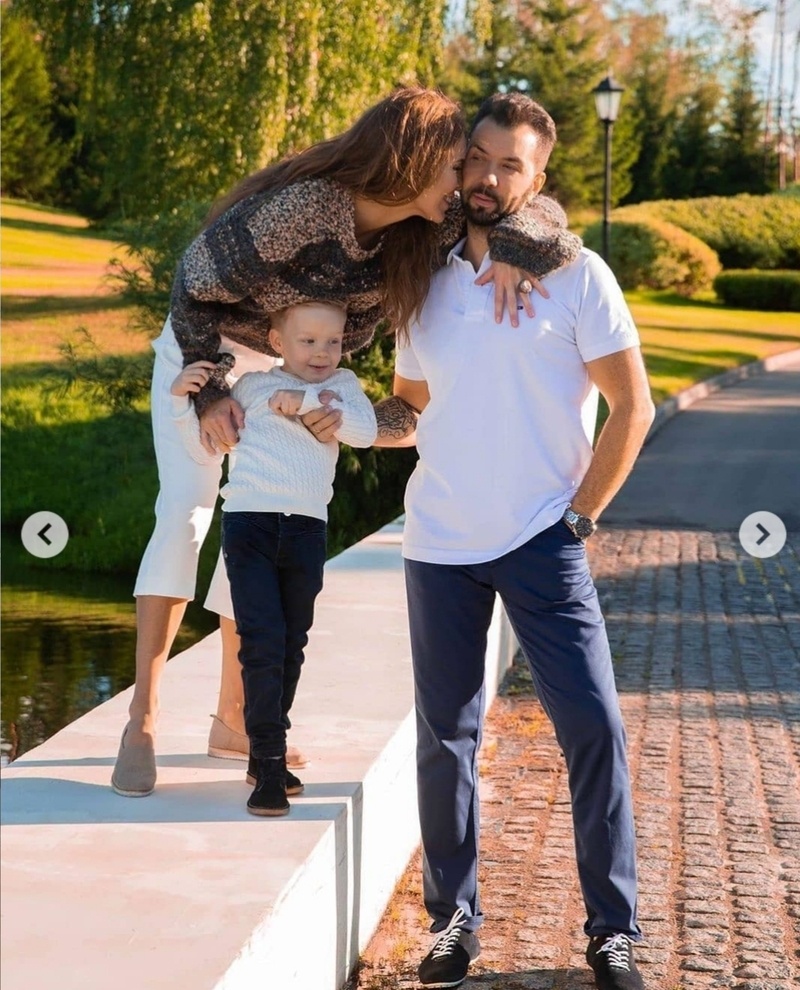 Юбилей в самоизоляции артист проведет с женой и младшим сыном