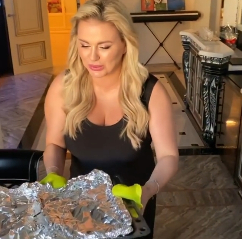 Теперь певице приходится готовить трижды в день, поскольку вместе с ней в квартире на самоизоляции аж двое мужчин!