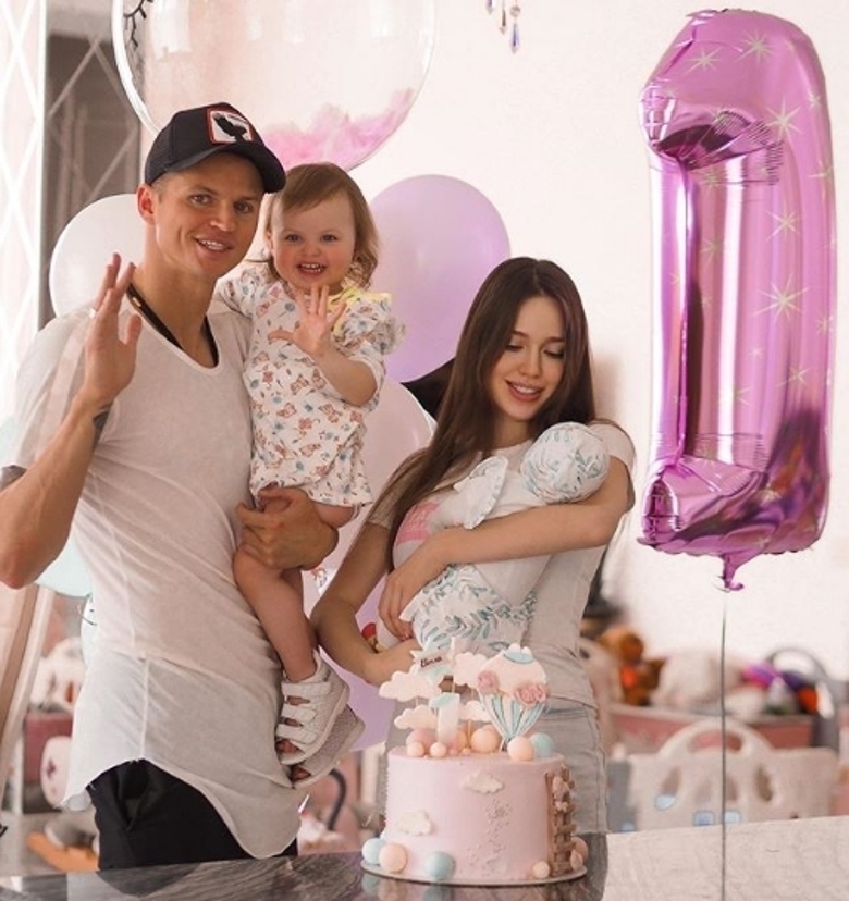 Дмитрий Тарасов с женой Анастасией и дочкой Евой