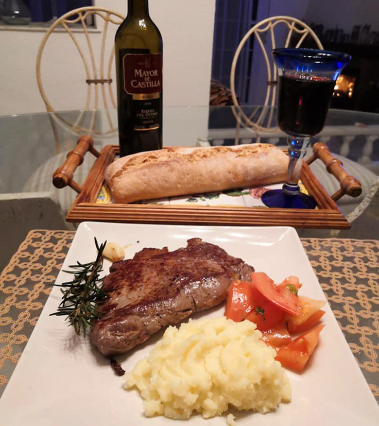 Стейки из говядины можно подавать с красным вином