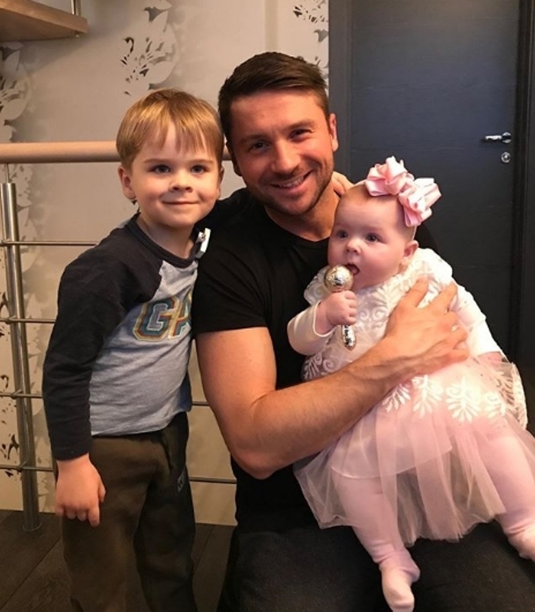 Сергей Лазарев с сыном и дочкой