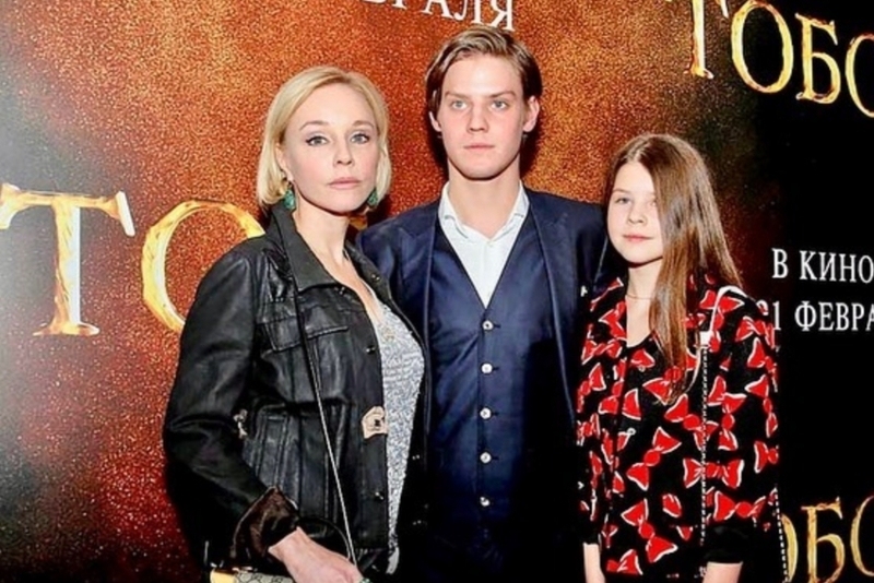 Актриса с детьми Павлом и Марией