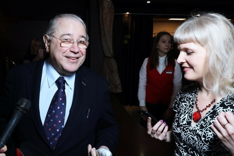 Евгений Петросян показал WomanHit.ru невидимую тайскую маску в белом флакончике